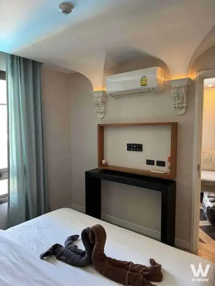 Hotel-style bedroom in a 1-bed condo for rent at Espana Condo Resort Pattaya with queen bed and animal-shaped towels