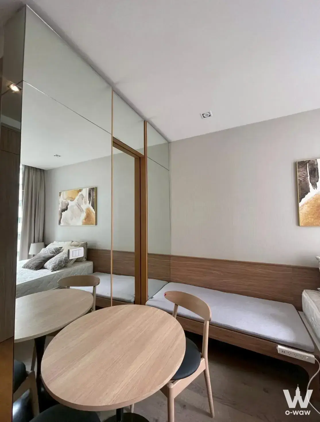1-bed condo for rent in Park Origin Phrom Phong featuring mirrored wardrobe and neutral tones