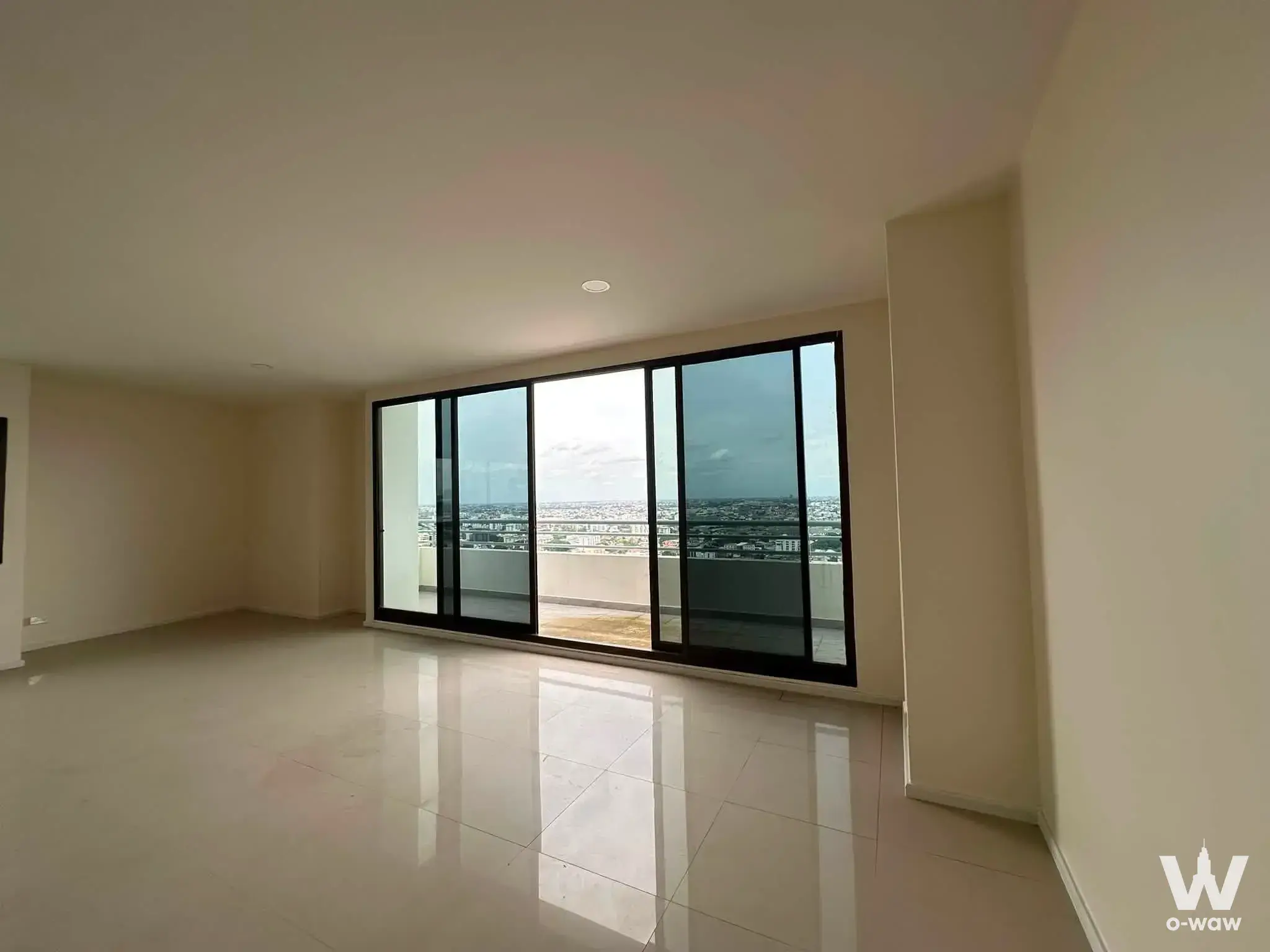 Unfurnished high-rise room in Ratchada Pavillion Condo with balcony access and city views