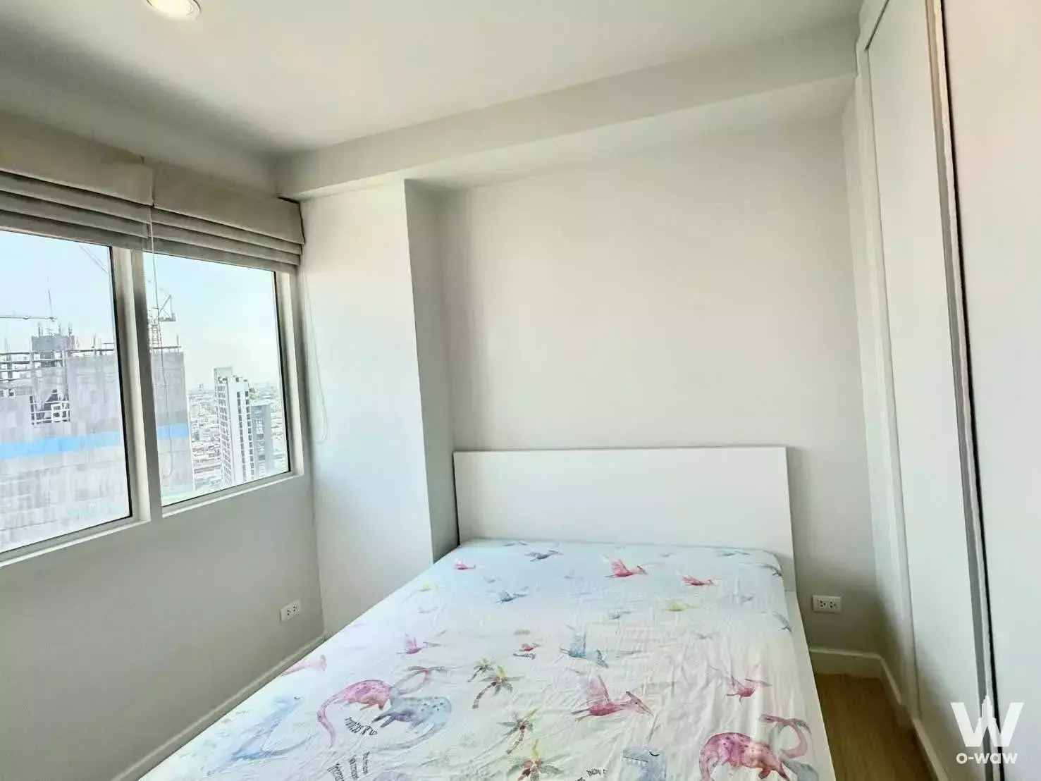 Bright 3-bed Metro Sky Wutthakat bedroom with flamingo print bedding and city view