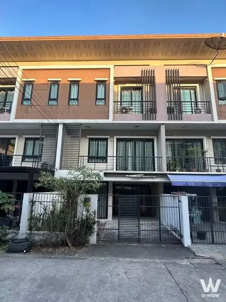 Townhouse with 3 bedrooms for rent at Min Buri, Bangkok. Near Fashion Island, The Promenade, Amoreen, Tesco Lotus Min Buri, Big C Suwimwong, Min Buri Market. Close to Kanchanaphisek Road (Outer Ring Road), Sam Wa Road, Rom Klao Road, Min Buri Road, Nimit Mai Road, Ram Inthra Road, Thawai Rat Road, Suwimwong Road. — photo 1 of 5