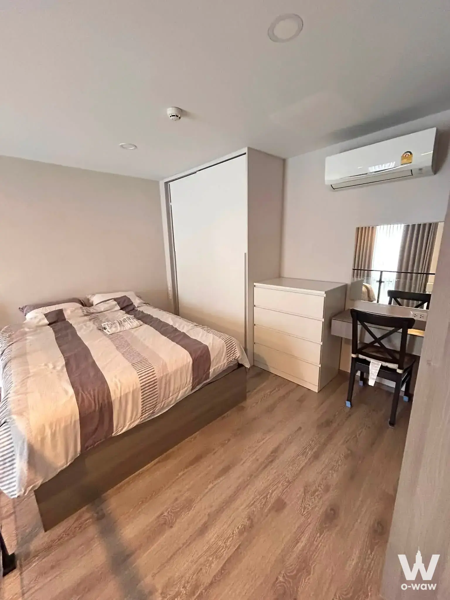 Queen bed and floating desk in a tidy 1-bed condo for rent at Knightsbridge Kaset Society
