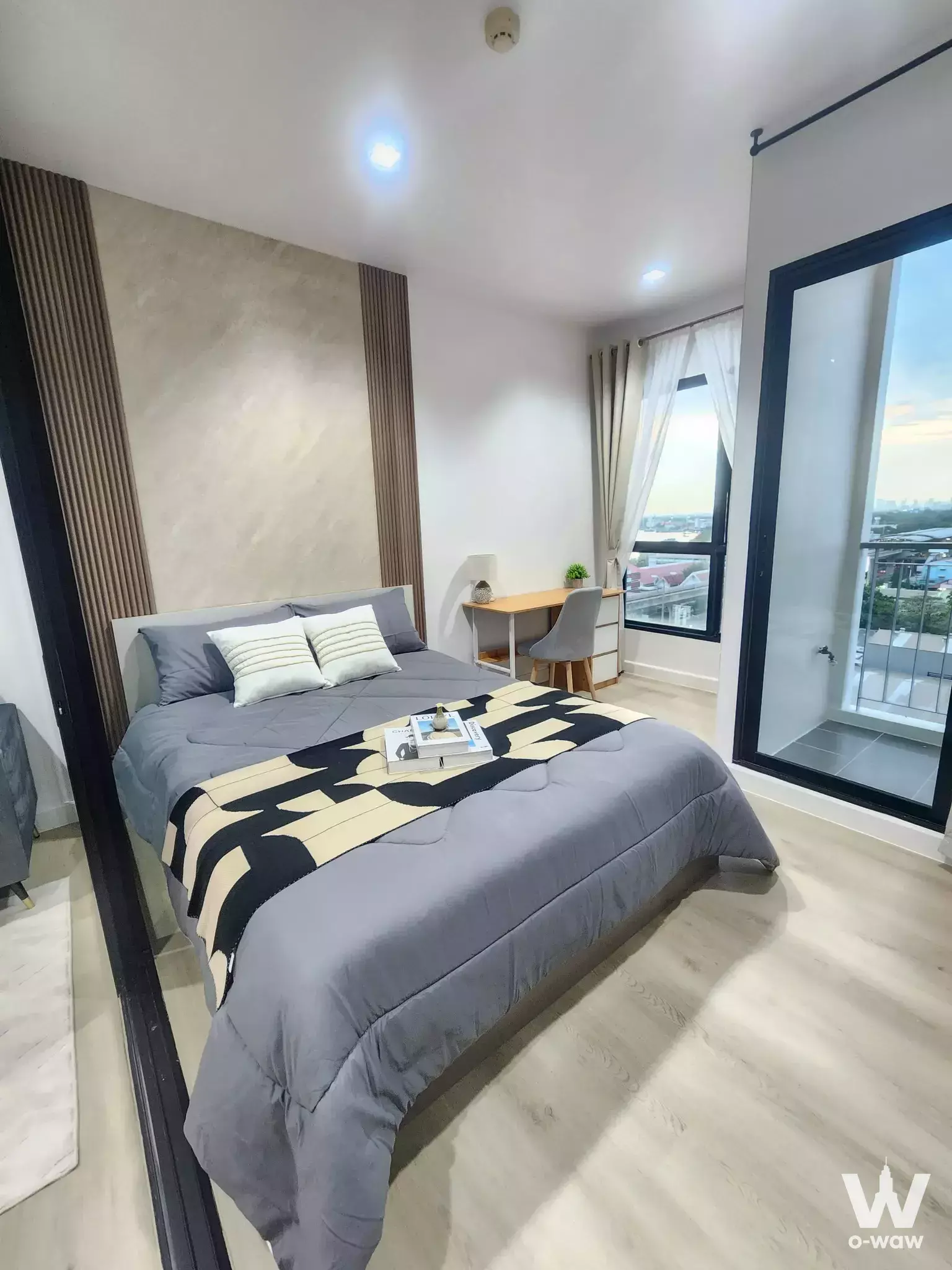 Near Pak Nam BTS Station, accessible to Rama III and Sukhumvit within 25 minutes