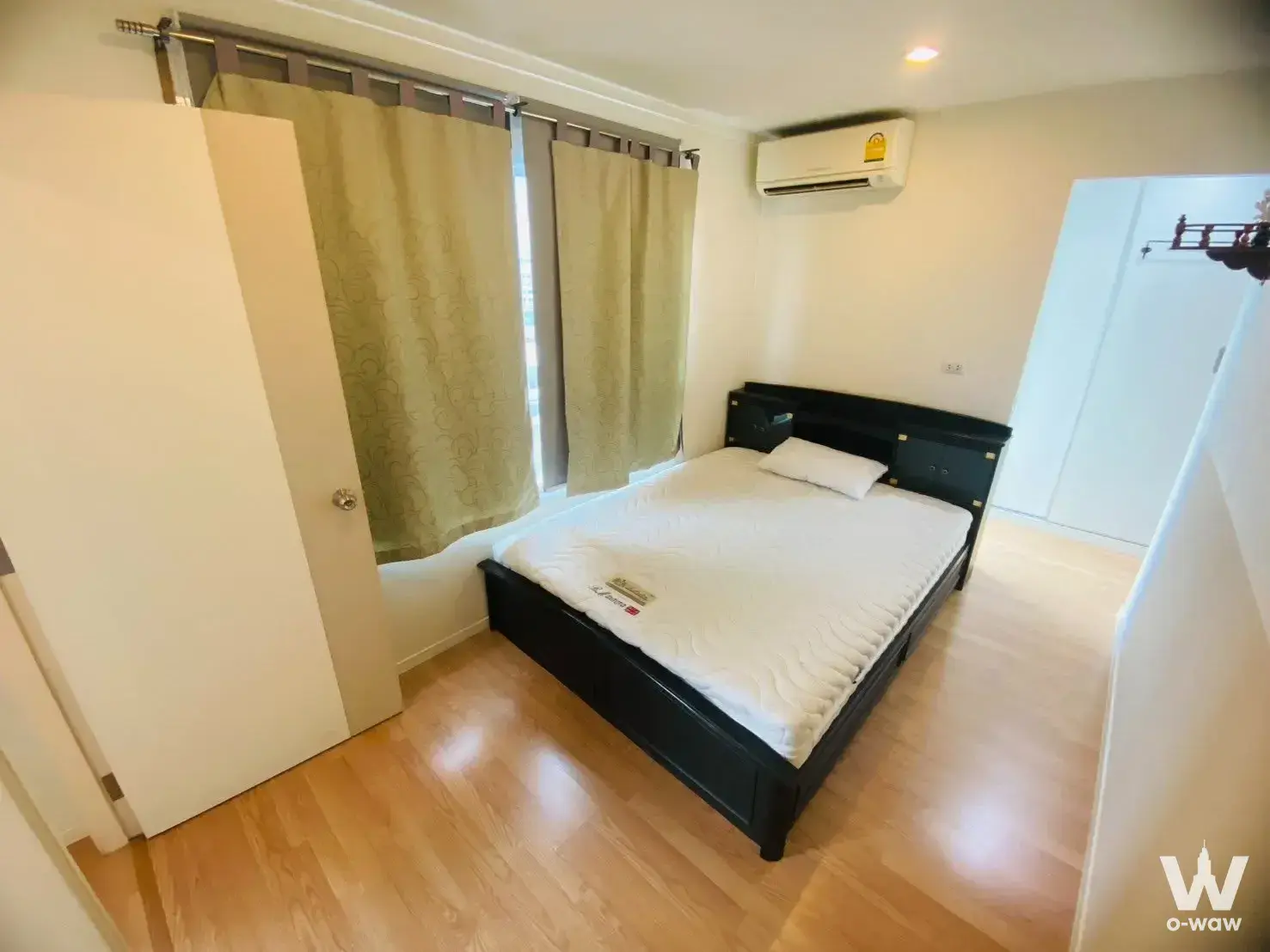 2-bed condo for rent in Lumpini Ville Sukhumvit 77-2 bedroom with dark wood platform bed