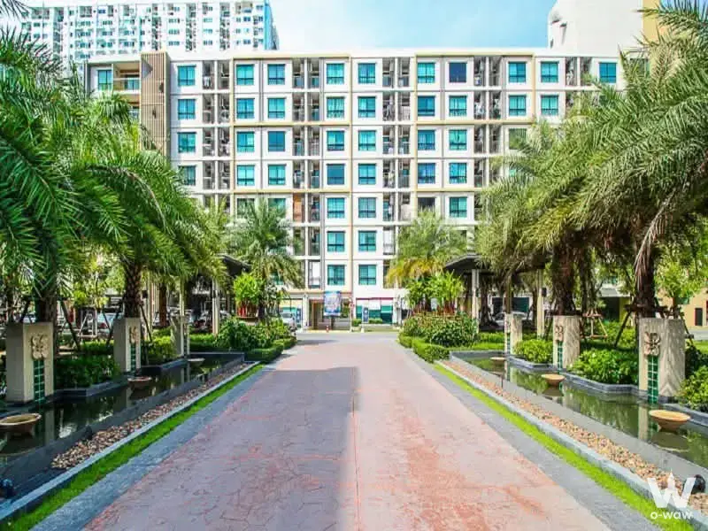 Exterior of Supalai Cute Ratchayothin - Phaholyothin 34 with water features and palm trees