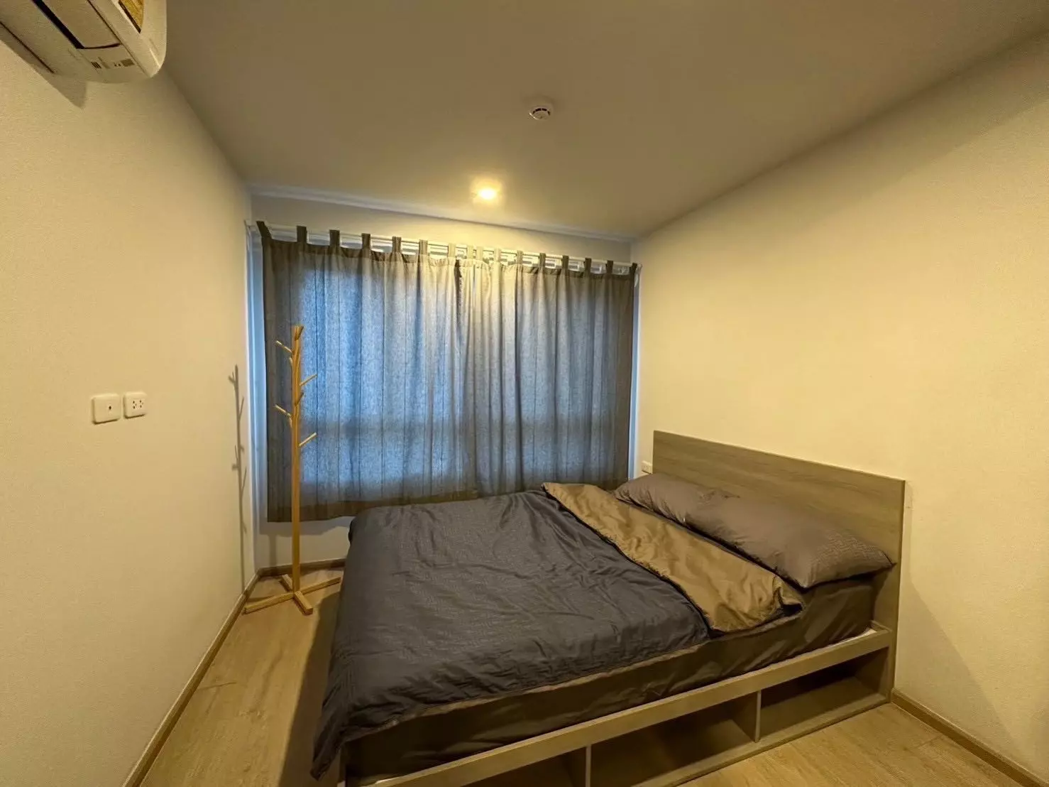 Tidy 1-bed bedroom in Elio Del Moss Phaholyothin with light wood platform bed