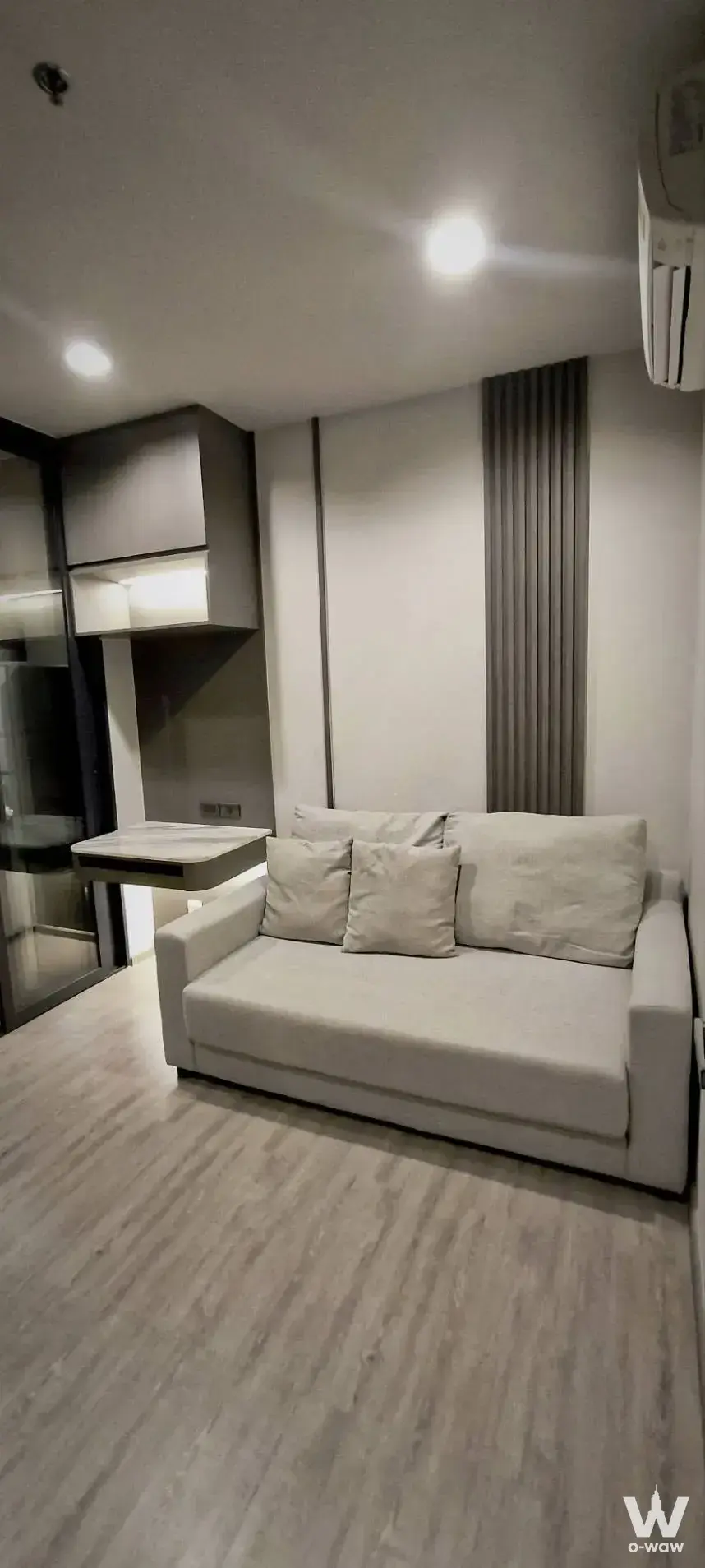 1-bed condo for rent in The Clev Riverline Chaophraya - Wong Sawang living room with grey accent wall