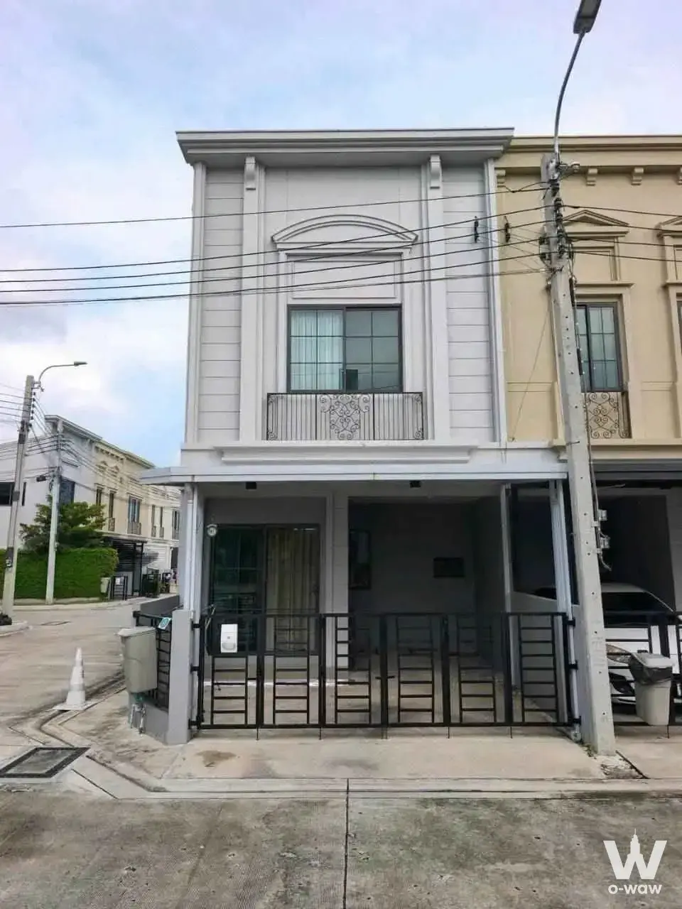 3-bed townhouse for rent in Siri Place Megabangna with light-grey stucco facade and ornate wrought-iron Juliet balcony