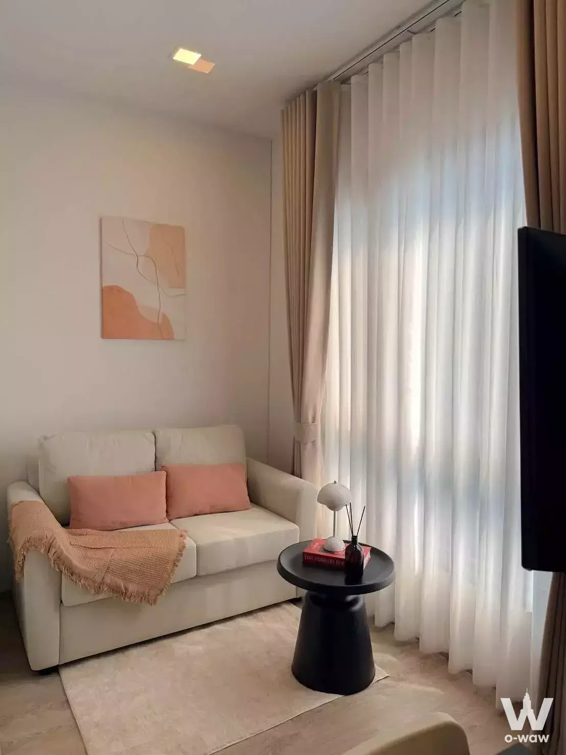 1-bed condo for rent in The Tree Pattanakarn-Ekkamai with pink pillows and large window