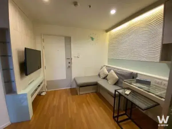 Compact living room in Lumpini Park Rama 9 with built-in bench seating and LED feature wall