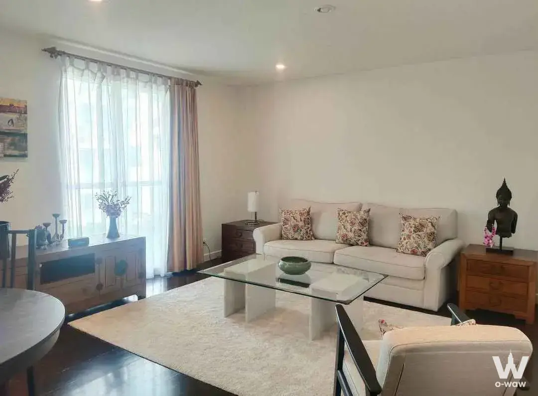 Classic 3-bed house living room for rent in The Pavilla Bangbon 3 with cream sofa and dark wood