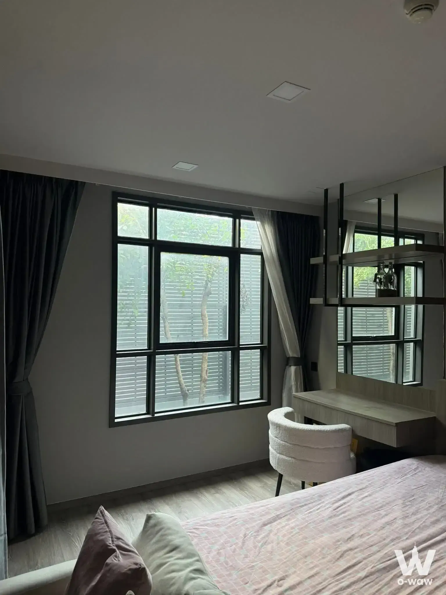 Queen bed with pink duvet and sage pillows in this 1-bed Maestro 19 Ratchada condo