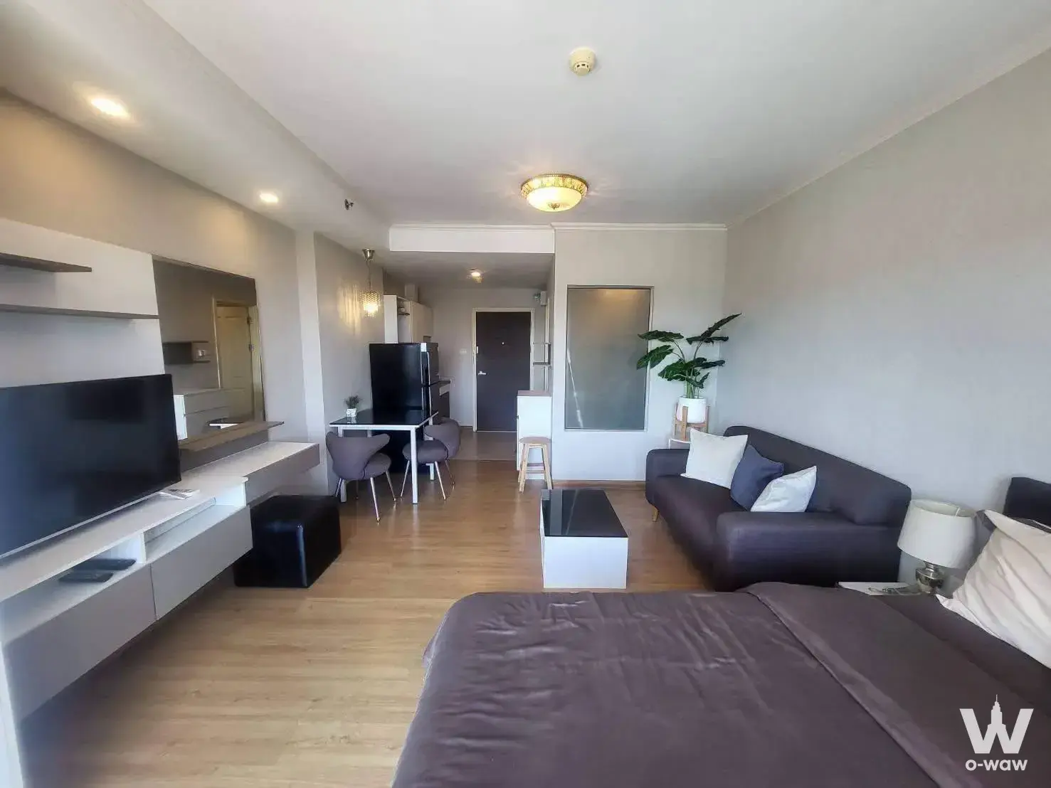 Fully furnished 1-bed condo for rent in Supalai Mare Pattaya with open-plan layout and neutral grey palette