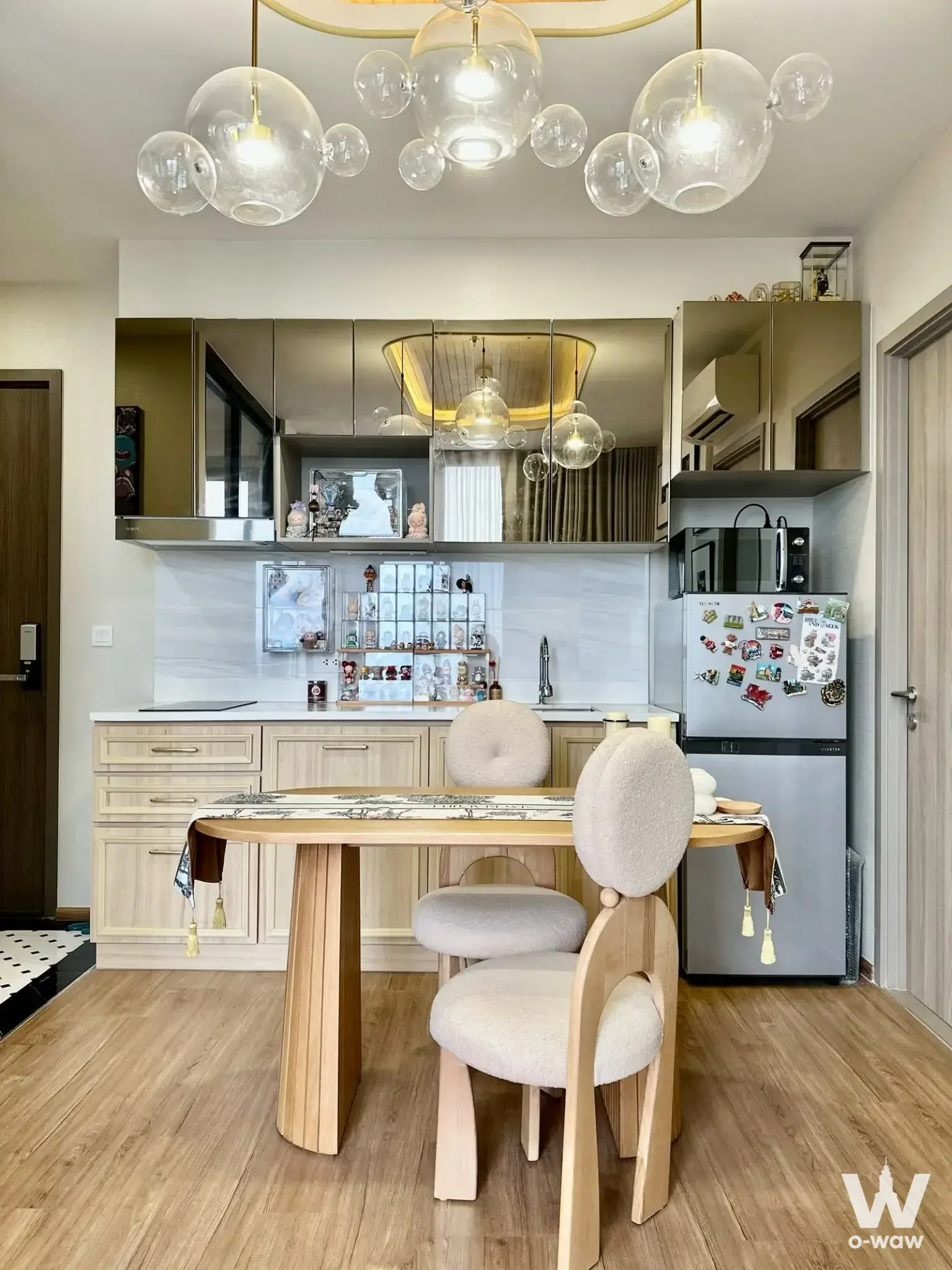 Open-plan dining area in a 1-bed condo for rent at Cloud Thonglor with light oak table and mirrored cabinets
