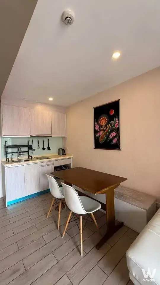Seven Seas Condo Resort Jomtien 1-bed kitchen diningette with blue trim, wooden table, and modern design