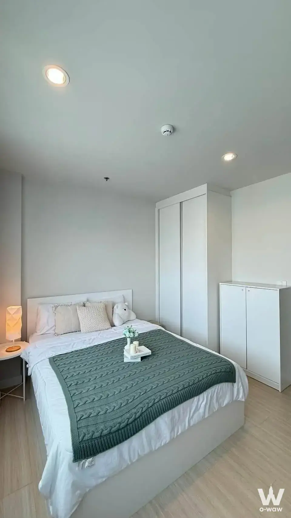 Bright bedroom in a Metro Sky Wutthakat condo with a queen bed and built-in wardrobe