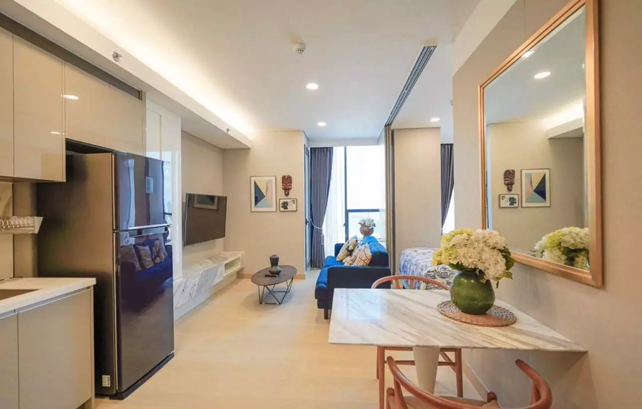 1-bed condo for rent in Siamese Exclusive Queens showing blue sofa and marble table