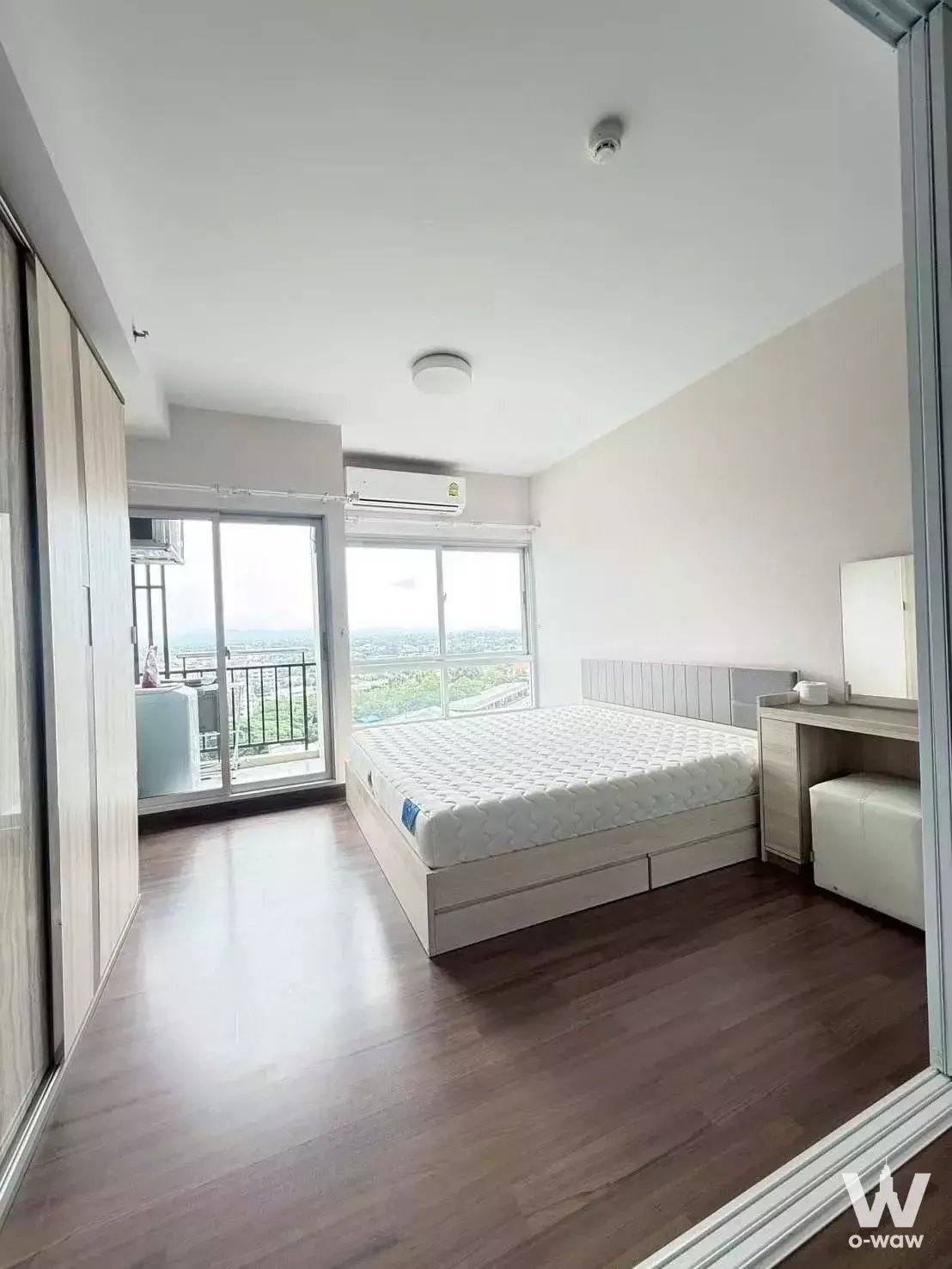 Empty bedroom with built-in vanity and balcony access in a 1-bed condo for rent in Supalai Monte II Chiangmai