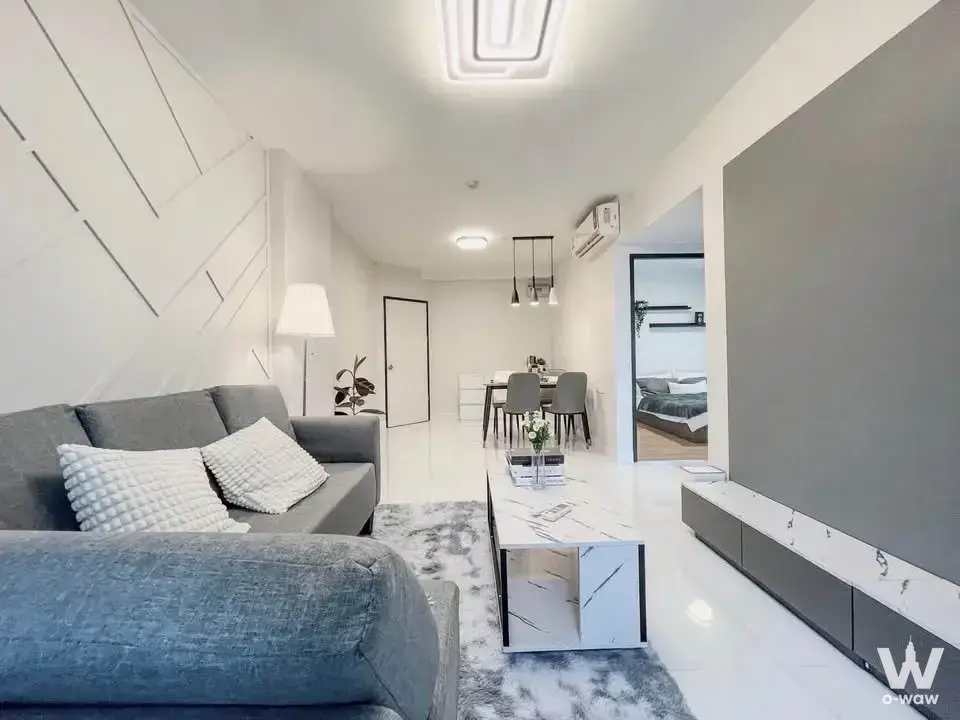 Modern living room with grey sofa and marble coffee table in Supalai City Resort Ratchada-Huai Khwang
