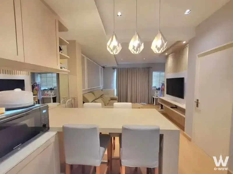 Open-plan living area in a 2-bed townhouse at Indy 2 Bangna KM.7 with crystal pendants and wood slat accent