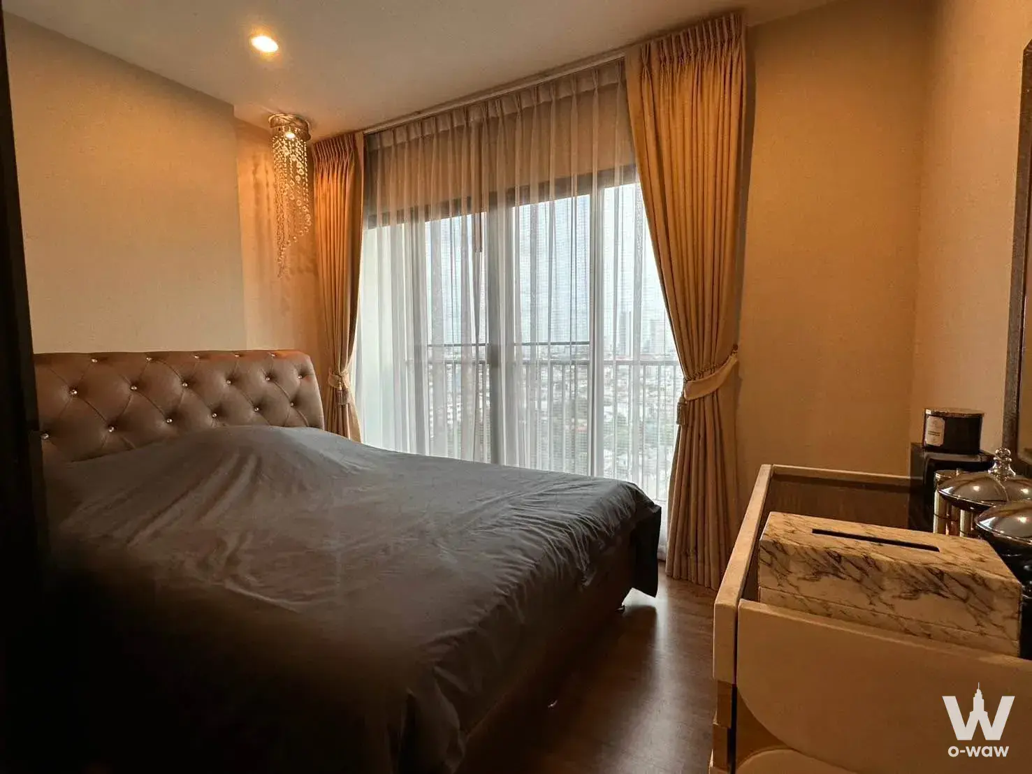 Bedroom in The Tree Rio Bang-Aor Station featuring crystal headboard and city view
