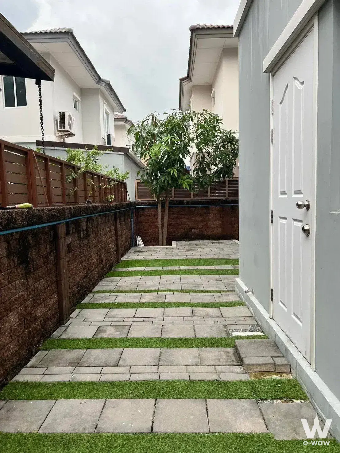 Condo with 3 bedrooms for rent at Passorn Prestige Luxe Pattanakarn 44 — photo 3 of 4