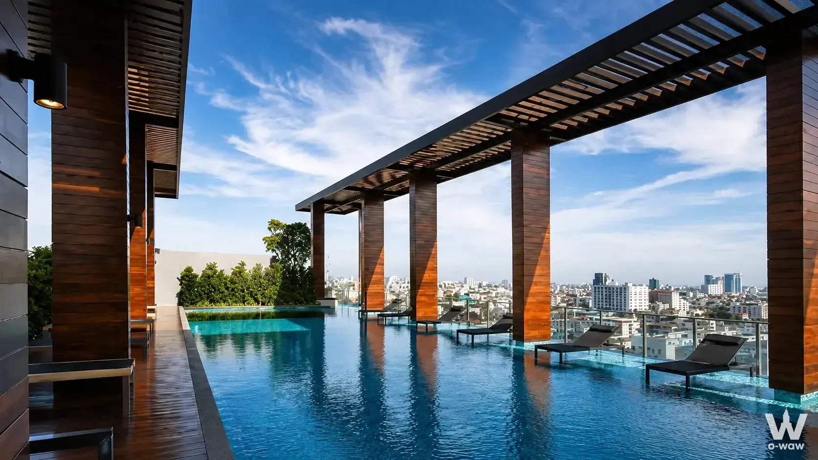 IDEO Ratchada-Huai Khwang 1-bed condo rooftop infinity pool with teak deck and city skyline views