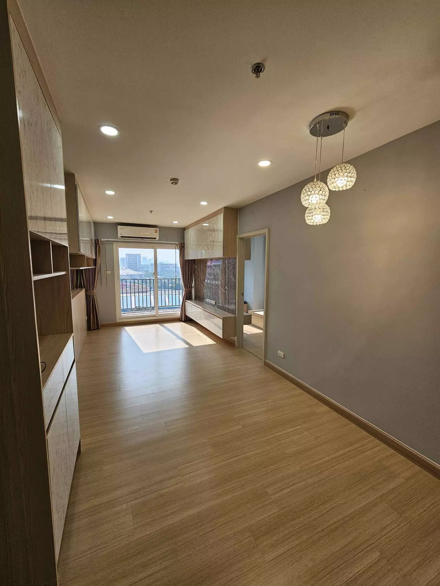 2-bed condo for sale in Supalai Veranda Ramkhamhaeng with light wood flooring and crystal pendant lighting