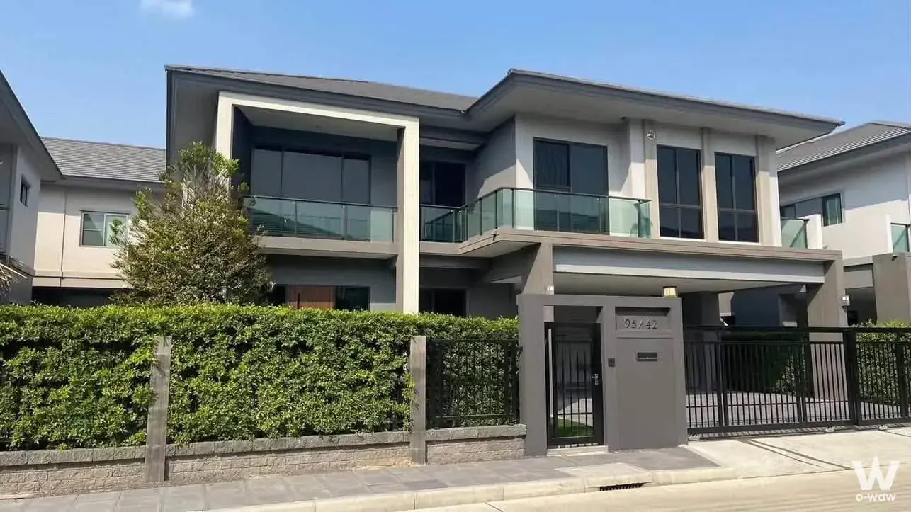 Bang Na-Wong Waen area, near Mega Bang Na and international schools (Bangkok Patana, TSIS, SISB, ICS, American School of Bangkok, Verso, Concordian)