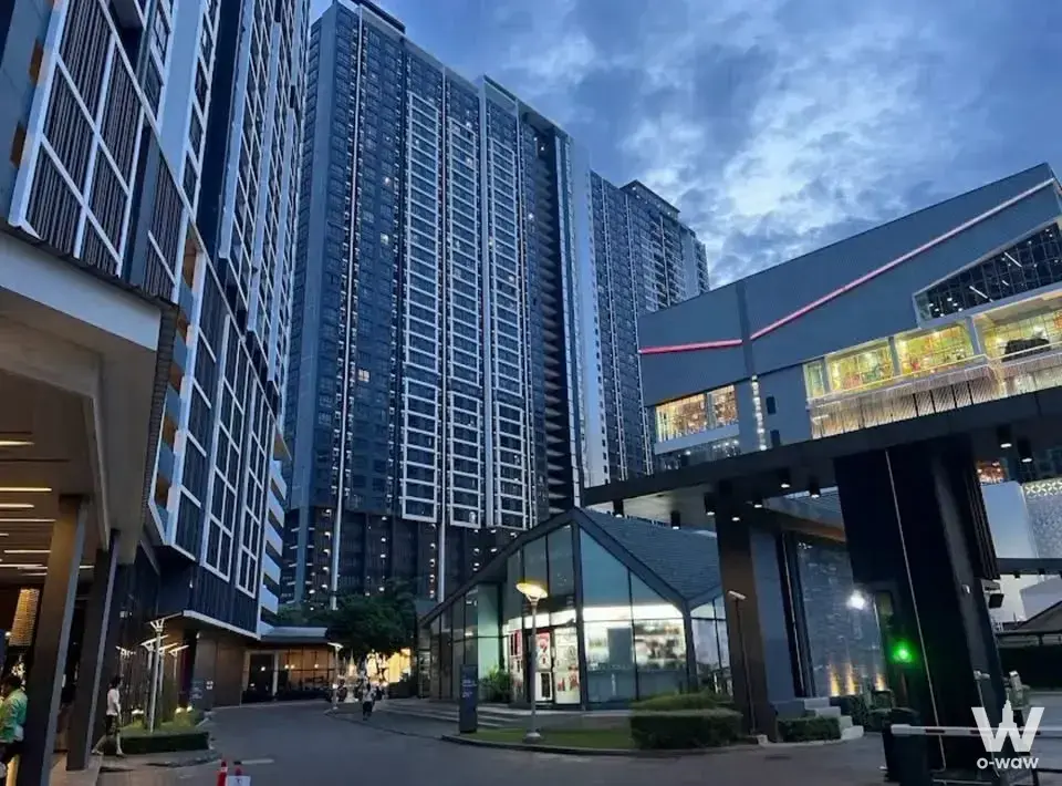 Near MRT Bang Pho, 200 meters away; Adjacent to Gateway Bang Sue; Near MRT Tao Poon (Blue Line - Purple Line connection)