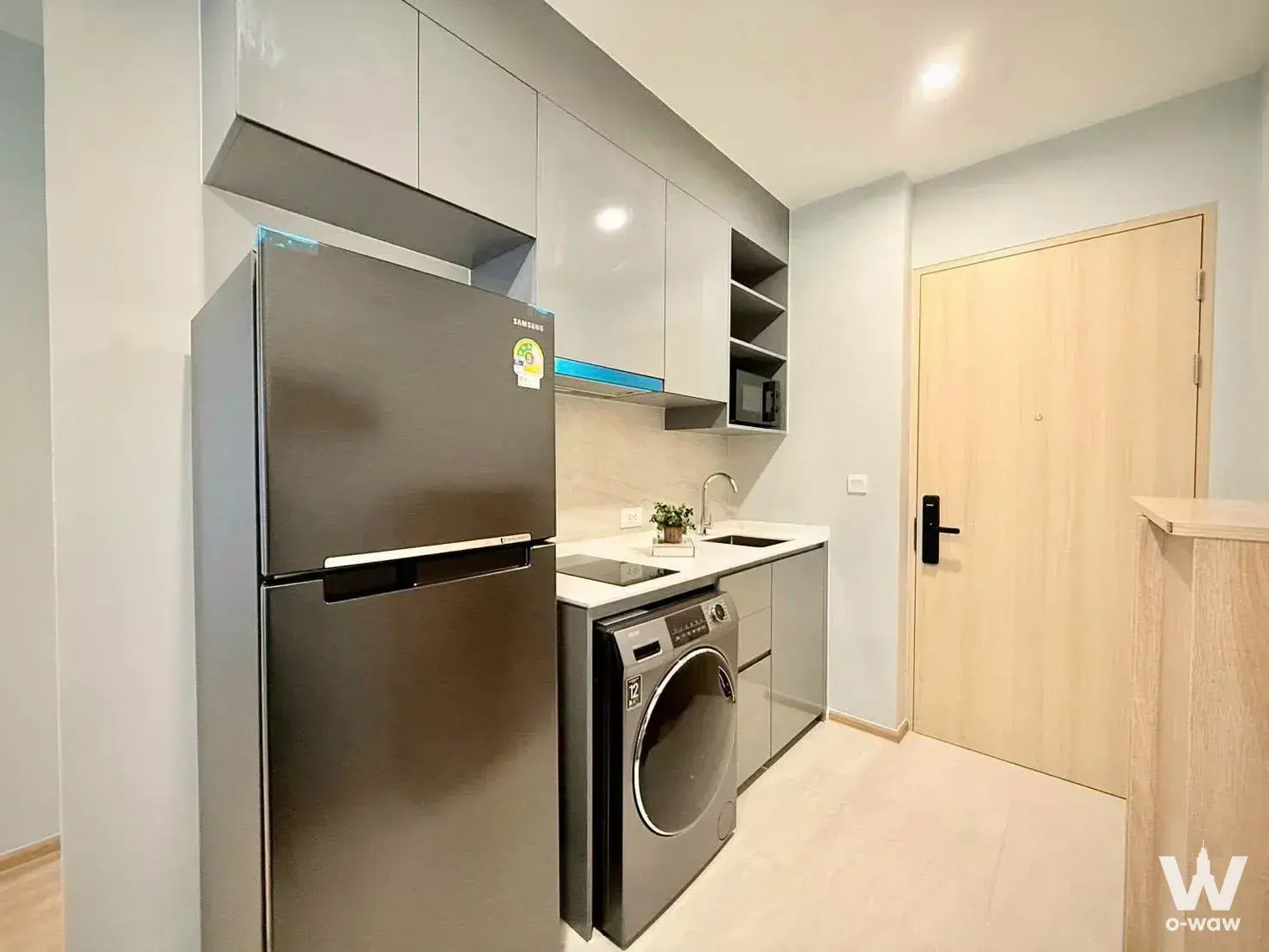 Kitchenette in a 2-bed condo for rent at Skyrise Avenue Sukhumvit 64 with induction cooktop and smart lock