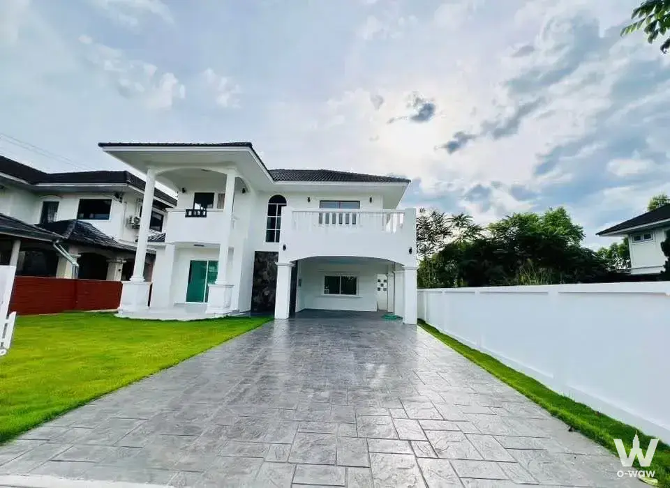 House with 4 bedrooms for sale at San Kamphaeng, Chiang Mai — photo 2 of 5
