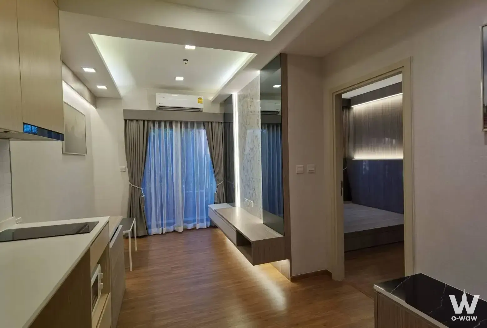 Fully furnished 1-bed condo for rent in Metris Rama 9-Ramkumhang with open-plan kitchen and bedroom