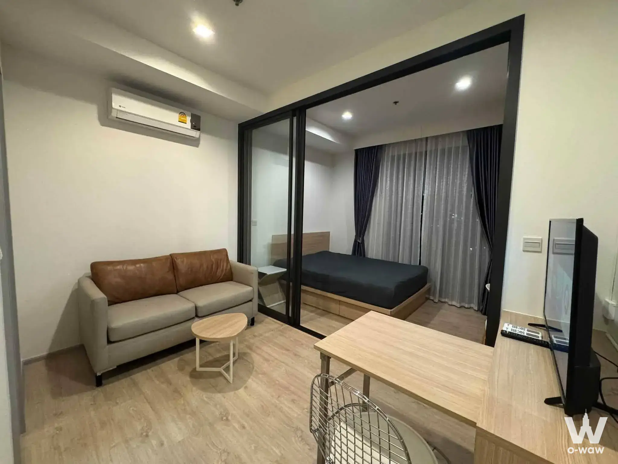 1-bed condo for rent in M Jatujak with open plan living area and glass sliding partition