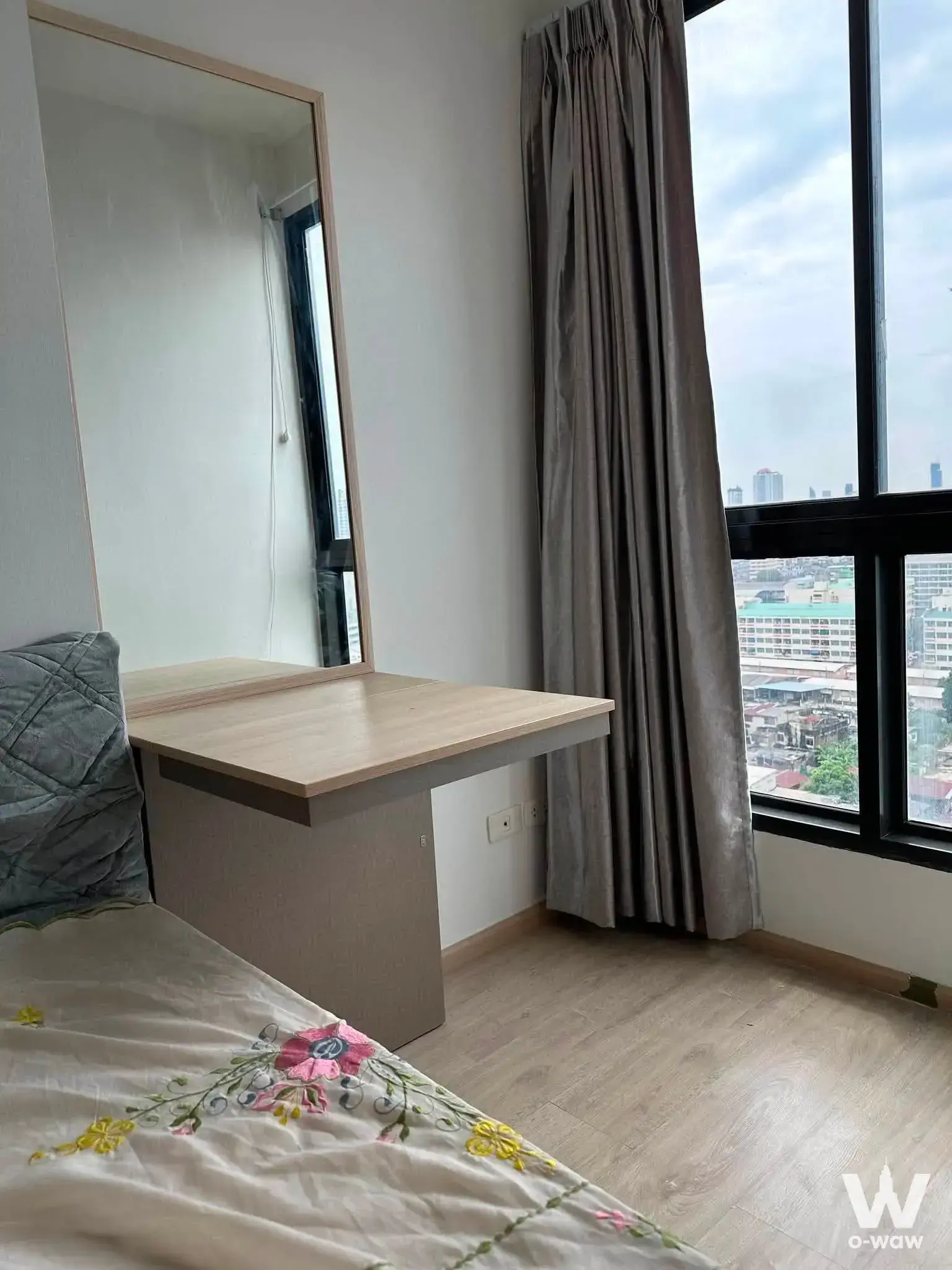 Bright 1-bed bedroom in Ideo Sathon-Tha Phra featuring a vanity desk and high-floor city view