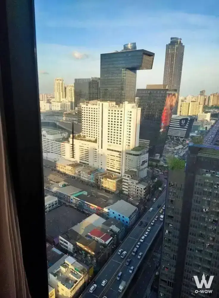 350 m from MRT Rama9 Station, 400 m from Central Rama9, 100 m from Avani Hotel