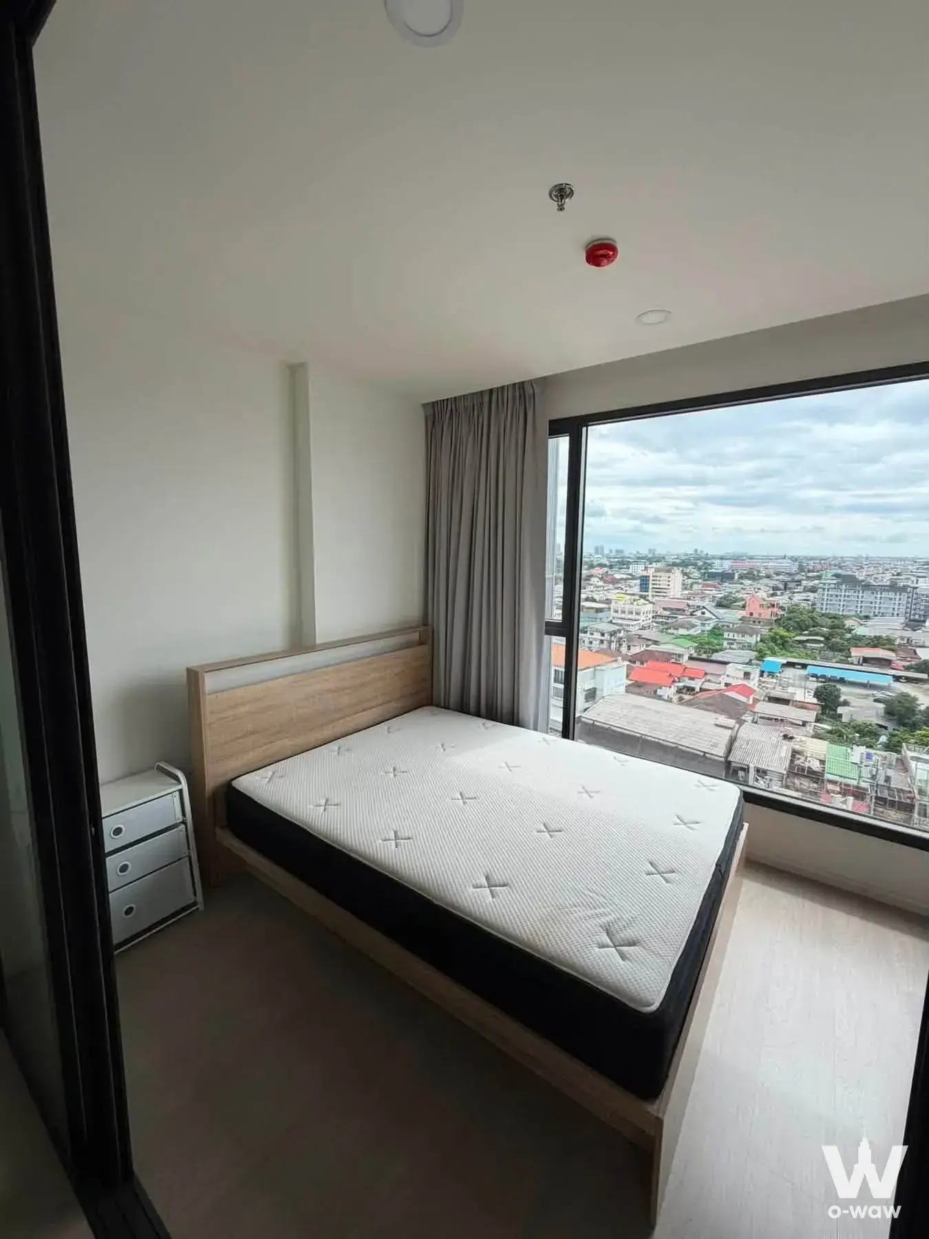 Unfurnished bedroom in Galileo Ratchada 32 with light wood frame and city view