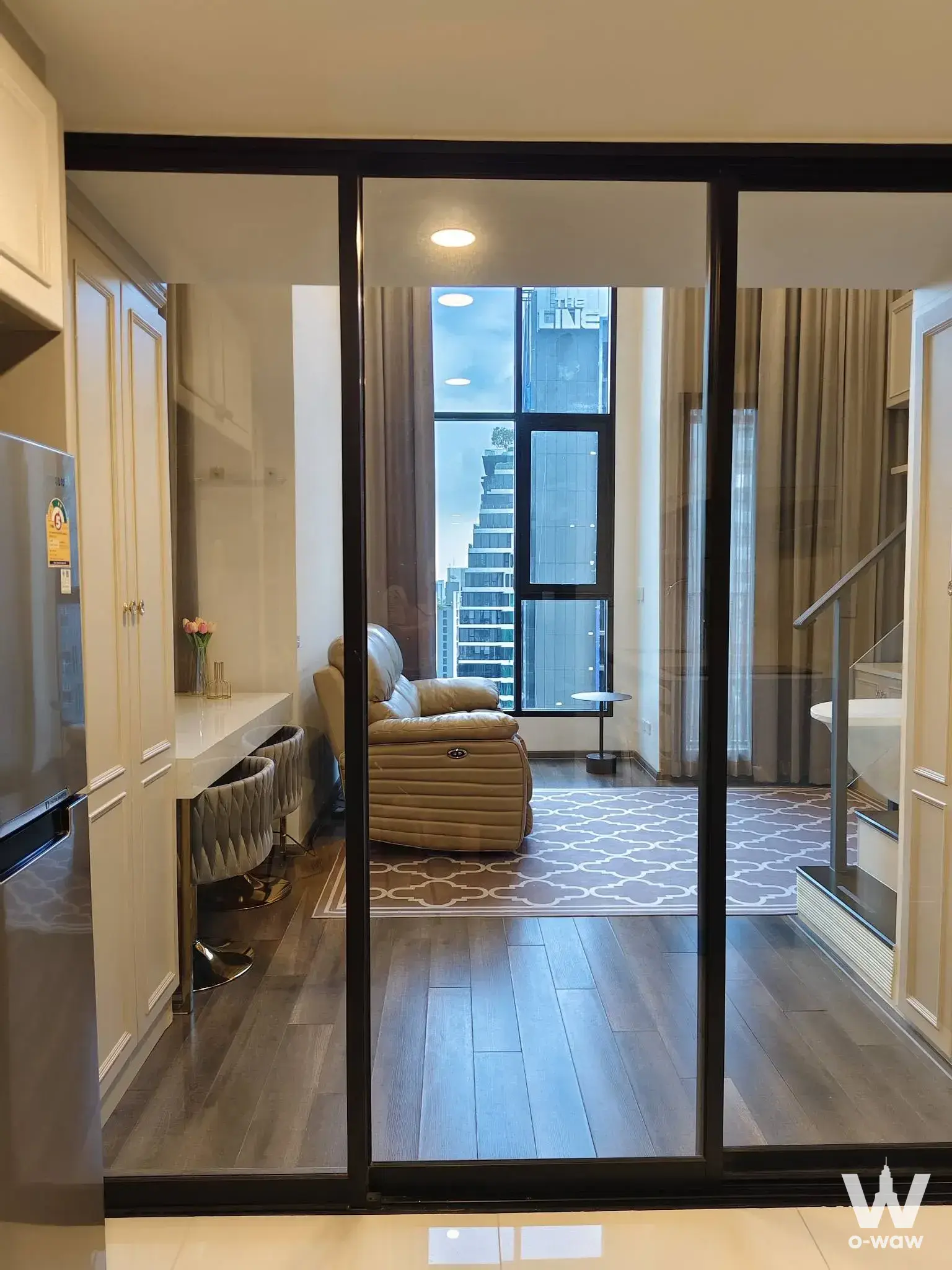 This 1-bed condo for rent in KnightsBridge Space Rama 9 has an open-plan studio with a breakfast bar and city view