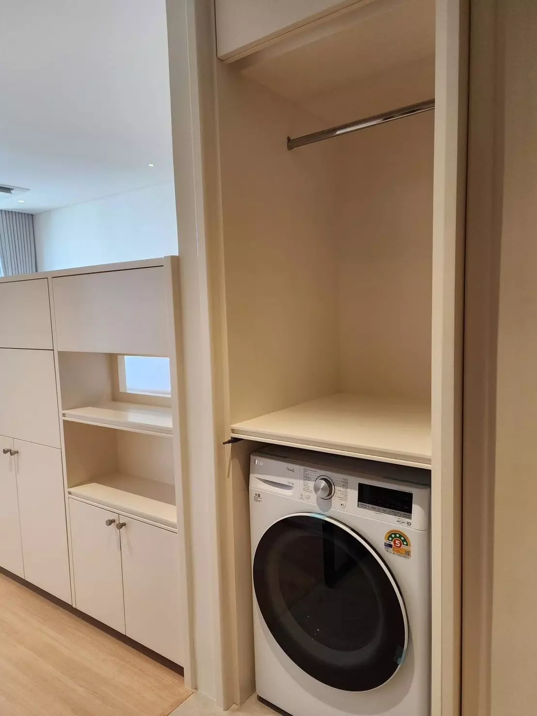 Condo with 1 bedroom for rent at Near BTS Phayathai Station — photo 2 of 7