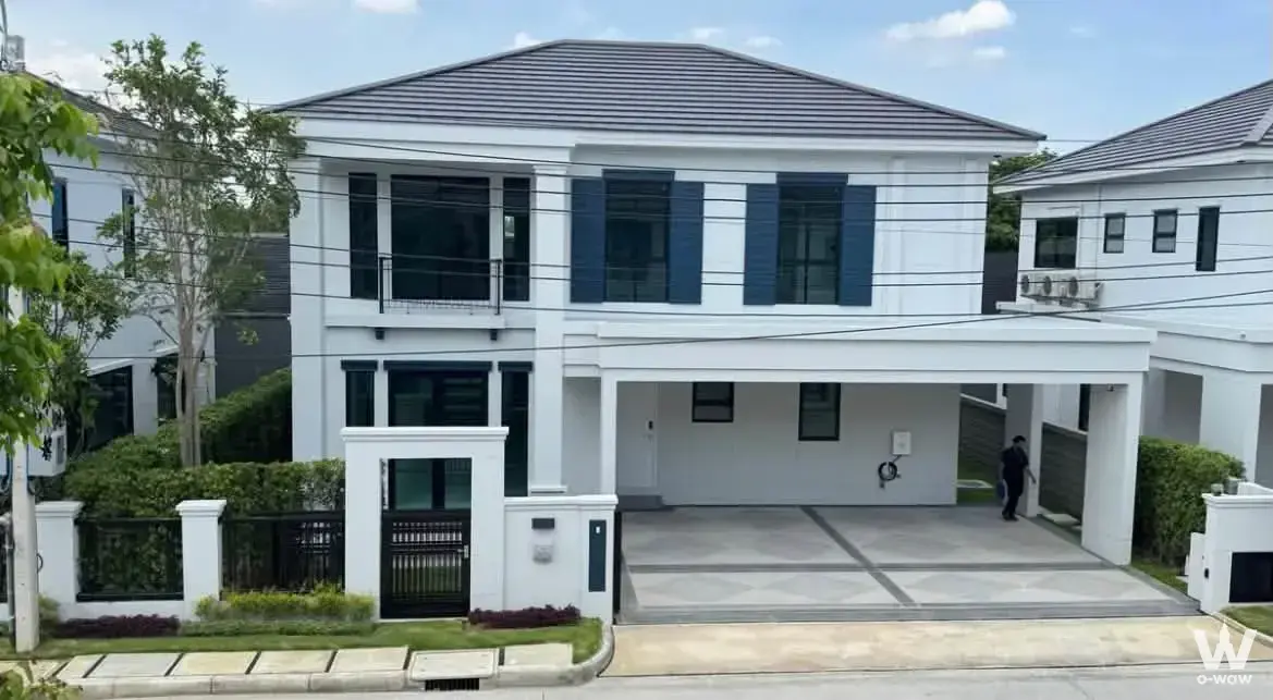 Don Mueang, near Don Mueang Airport, Harrow International School, Phraharitayalai School, Saint Francis School, Rangsit University, Red Line Railway Station (Don Mueang), Don Mueang Tollway/Srisaman Expressway, Ozone One Market, IT Square, Impact Muang Thong Thani