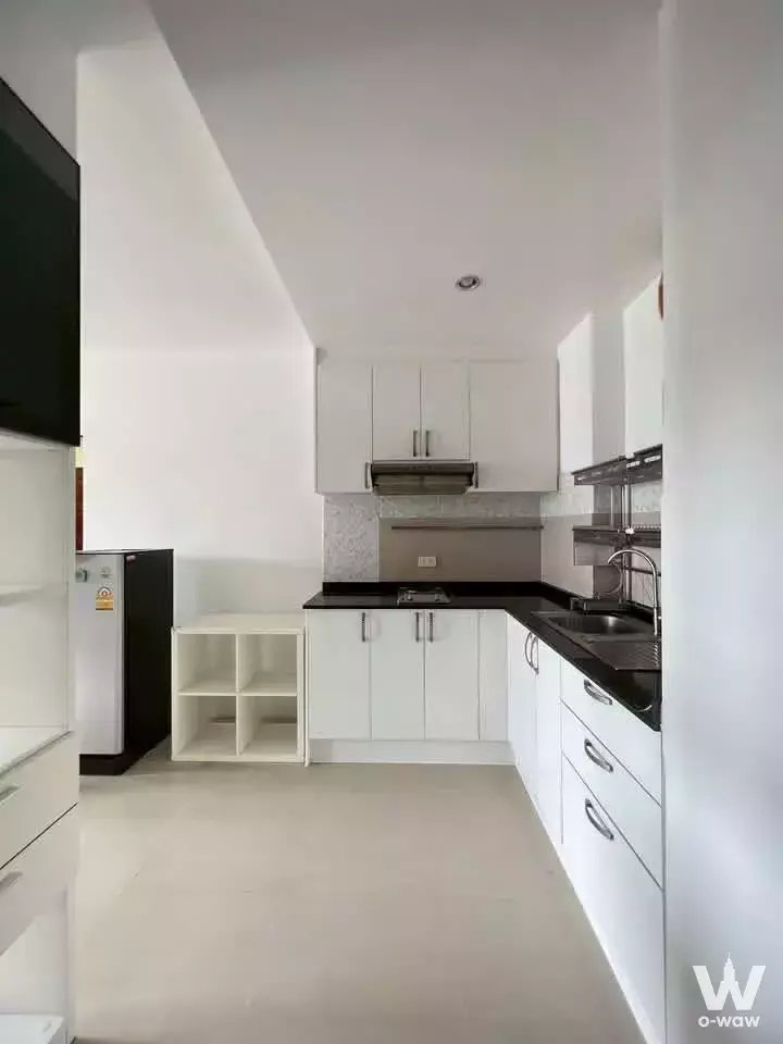 2-bed townhouse for sale in Soi Mu Ban Ban Klang Krung Office Park with a modern L-shaped kitchen layout