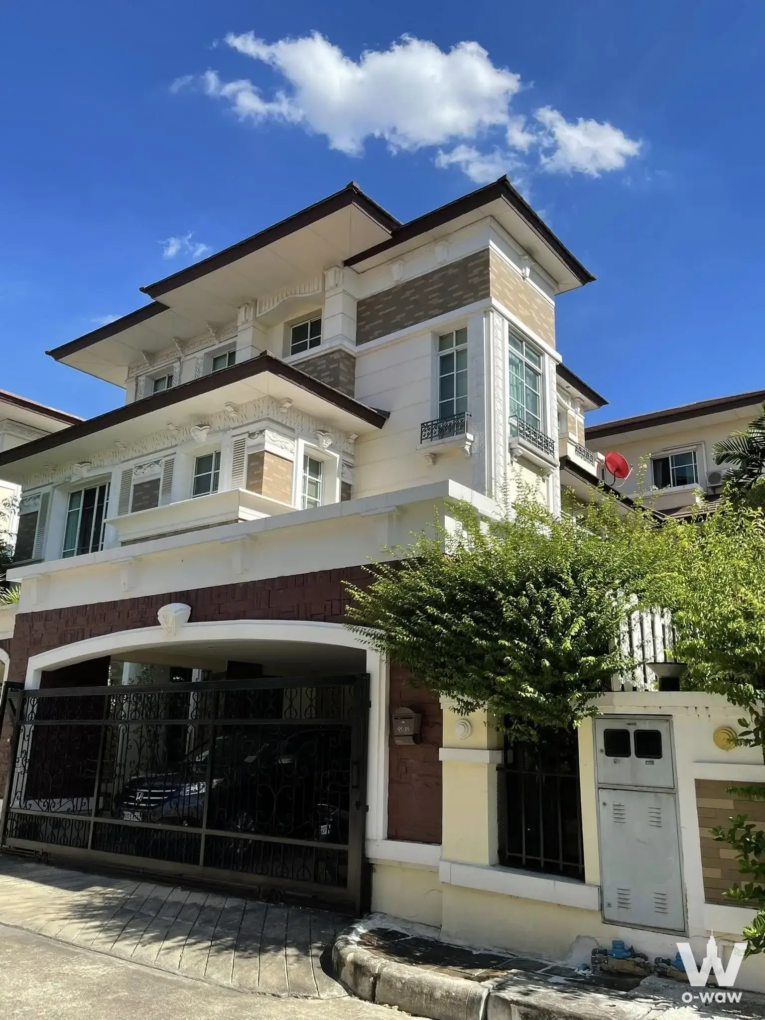 Townhouse with 4 bedrooms for sale at Soi Mu Ban Ban Klang Krung Office Park — photo 1 of 5