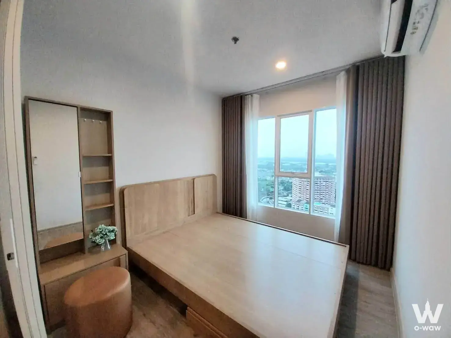 5 minutes walk from BTS Bangna Station (350 meters)