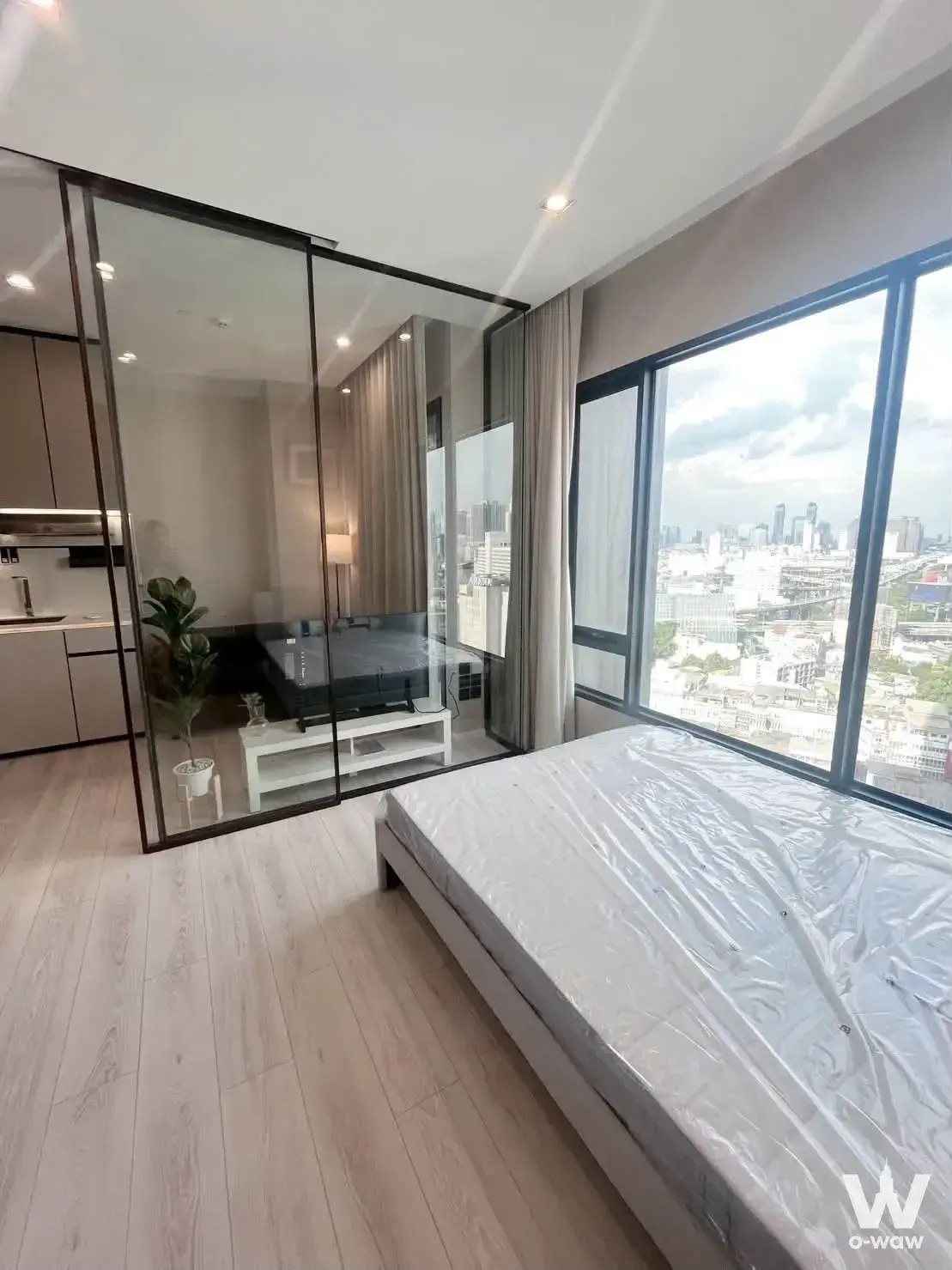 Studio condo bedroom with city skyline view at The Room Phaya Thai for sale