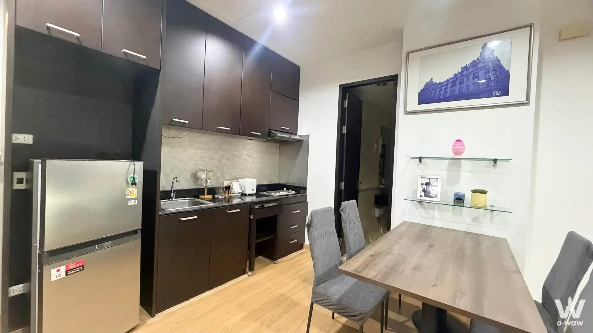 1-bed condo for sale in Baan Klang Krung Siam-Pathum Wan kitchen with espresso cabinetry and dining area