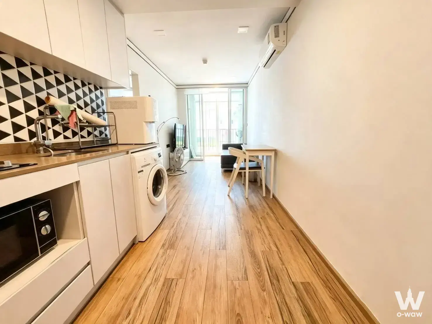1-bed condo for rent in Maestro 01 Sathorn-Yenakat with geometric tile backsplash, light wood flooring, and balcony access