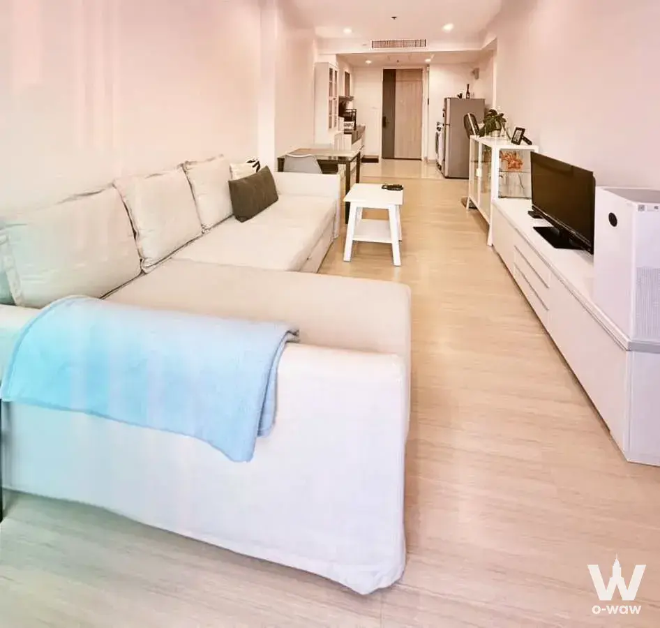 Supalai Lite Ratchada-Naradhiwas 1-bed condo open-plan living area with L-shaped sofa