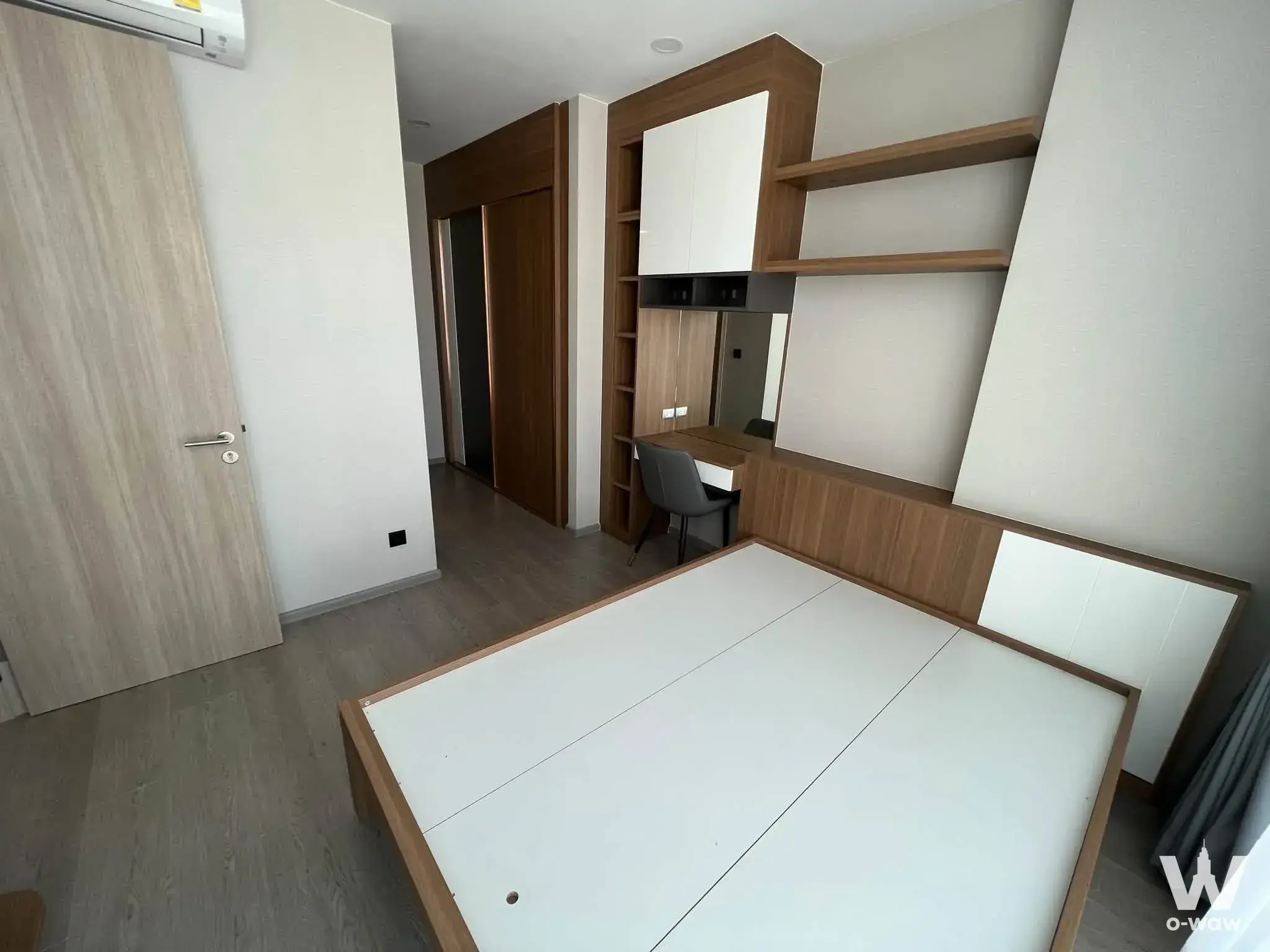 Bedroom with built-in wardrobe and study desk at Cooper Siam