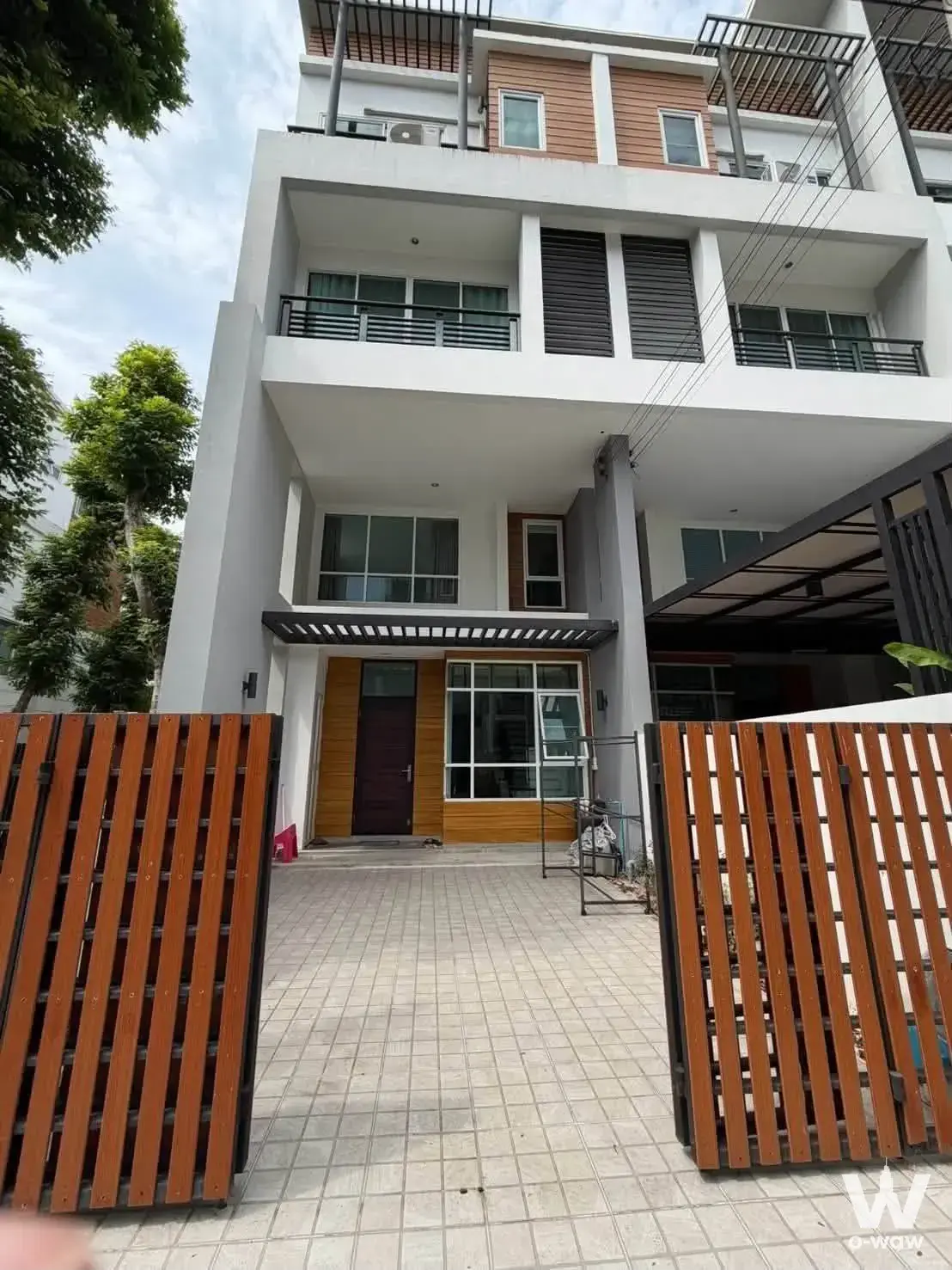 Townhouse with 3 bedrooms for rent at Chaeng Watthana 15, Lak Si, Bangkok — photo 1 of 8