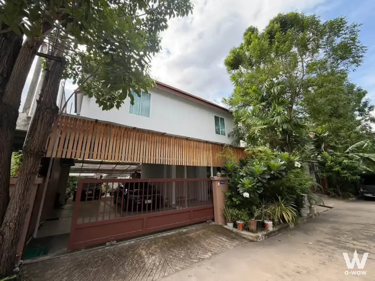 Bang Bua BTS Station (1.8 km), Lak Si, Bangkok